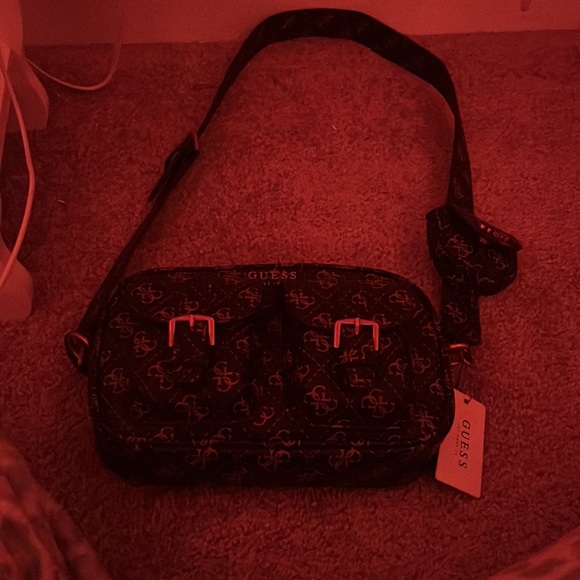 A guess bag, brand new. Still has tags and packaging inside - Picture 6 of 7